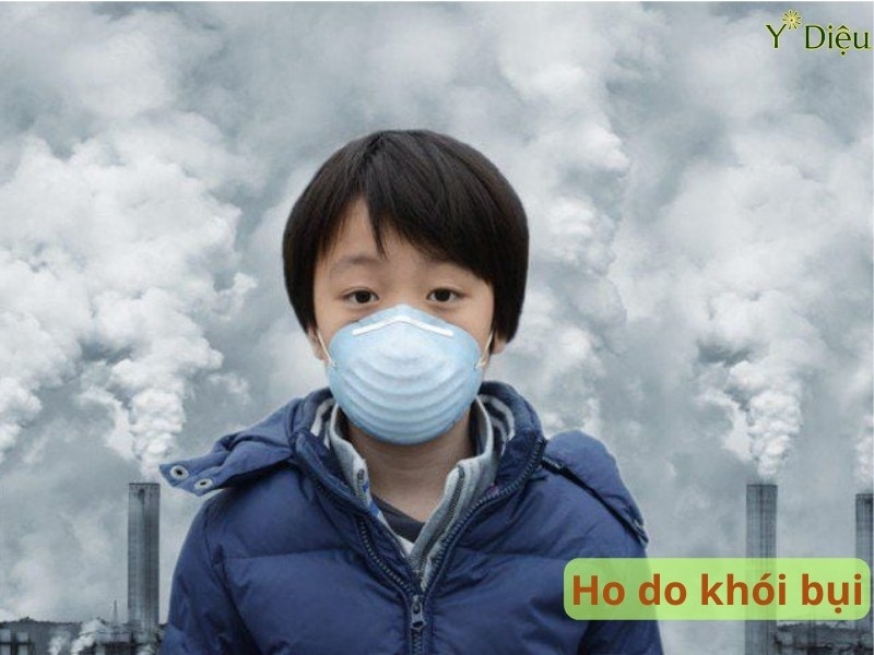 Ho do viêm họng cấp tính có thể do hít phải nhiều khói bụi ô nhiễm.